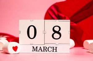 calendario con fecha del 8 de marzo, dulces y regalos alrededor del día de la mujer. foto