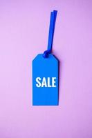 etiqueta de precio azul con palabra de venta en el fondo rosa, maqueta azul foto