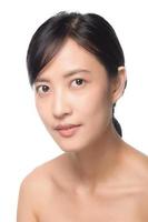 retrato de una hermosa joven asiática limpia el concepto de piel desnuda y fresca. chica asiática belleza cara cuidado de la piel y bienestar de la salud, tratamiento facial, piel perfecta, maquillaje natural sobre fondo blanco