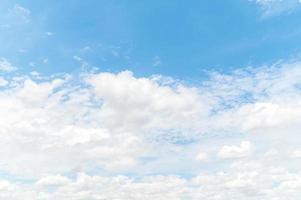 hermosas nubes blancas y esponjosas en el cielo azul. fondo de naturaleza de nubes blancas en un día soleado foto