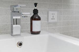 fregadero y grifo en baño moderno blanco foto