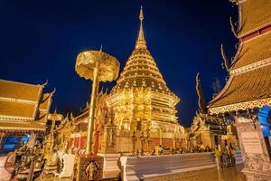 pagoda en el templo doi suthep. foto