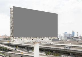 cartelera de poste al aire libre con pantalla gris simulada con fondo de autopista. trazado de recorte foto