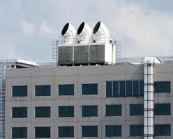 torre de agua de refrigeración en el edificio de la azotea foto