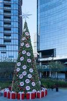 árboles de navidad edificios altos en el fondo, concepto de navidad y negocios, méxico foto