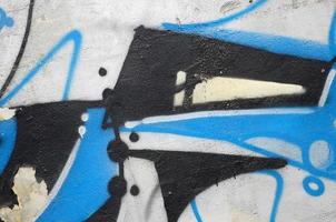 arte callejero. imagen de fondo abstracta de un fragmento de una pintura de graffiti coloreada en tonos cromados y azules foto