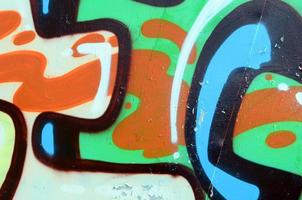 arte callejero. imagen de fondo abstracta de un fragmento de una pintura de graffiti coloreada en tonos verde caqui y naranja foto