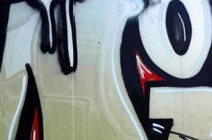 arte callejero. imagen de fondo abstracta de un fragmento de una pintura de graffiti coloreada en tonos cromados y rojos foto