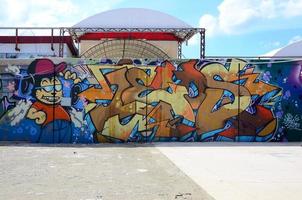 arte callejero. imagen de fondo abstracta de una pintura de graffiti completa en tonos beige y naranja con personaje de dibujos animados foto