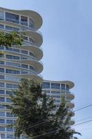 edificios de apartamentos modernos en un día soleado con un cielo azul. fachada de un edificio de apartamentos moderno foto