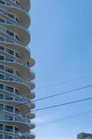 edificios de negocios modernos, en el fondo un cielo azul, espacio para texto foto