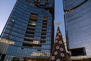 árboles de navidad edificios altos en el fondo, concepto de navidad y negocios, méxico foto