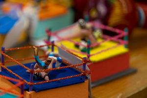 Hombres luchadores de juguete tradición mexicana en un ring de lucha libre méxico foto