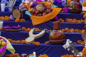 altar dia de muertos ofrendas de comida, cempasuchil colores morados foto