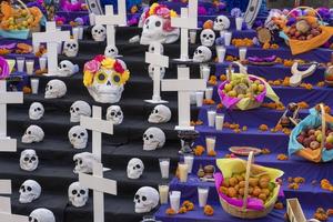 fondo de velas y velas con espacio de copia velas en el fuego del altar del día de los muertos foto