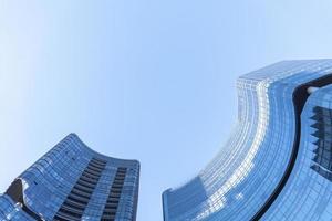 edificios de negocios modernos, en el fondo un cielo azul, espacio para texto foto