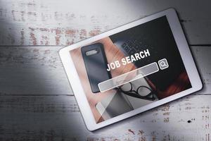 vista superior de la tableta digital con título de trabajo de búsqueda en pantalla. encuentra tu carrera utilizando el sitio web en línea para encontrar un trabajo. foto