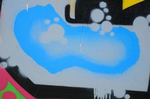 arte callejero. imagen de fondo abstracta de un fragmento de una pintura de graffiti coloreada en tonos azules foto