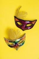 máscaras faciales festivas para la celebración del carnaval o la mascarada en la vista superior de fondo de color