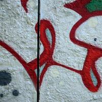 arte callejero. imagen de fondo abstracta de un fragmento de una pintura de graffiti coloreada en tonos cromados y rojos foto