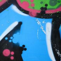 arte callejero. imagen de fondo abstracta de un fragmento de una pintura de graffiti coloreada en tonos azules foto