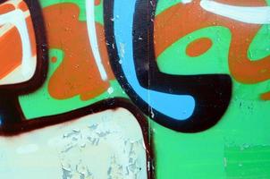 arte callejero. imagen de fondo abstracta de un fragmento de una pintura de graffiti coloreada en tonos verde caqui y naranja foto