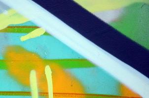 arte callejero. imagen de fondo abstracta de un fragmento de una pintura de graffiti coloreada en tonos verde caqui y naranja foto