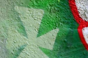 arte callejero. imagen de fondo abstracta de un fragmento de una pintura de graffiti coloreada en tonos verde caqui y naranja foto