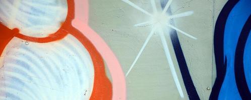 arte callejero. imagen de fondo abstracta de un fragmento de una pintura de graffiti coloreada en tonos blancos y naranjas foto