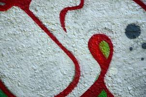 arte callejero. imagen de fondo abstracta de un fragmento de una pintura de graffiti coloreada en tonos cromados y rojos foto