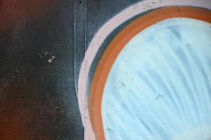 arte callejero. imagen de fondo abstracta de un fragmento de una pintura de graffiti coloreada en tonos blancos y naranjas foto