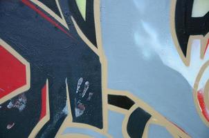 arte callejero. imagen de fondo abstracta de un fragmento de una pintura de graffiti coloreada en tonos grises y rojos oscuros foto
