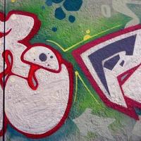 arte callejero. imagen de fondo abstracta de un fragmento de una pintura de graffiti coloreada en tonos cromados y rojos foto