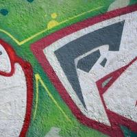 arte callejero. imagen de fondo abstracta de un fragmento de una pintura de graffiti coloreada en tonos cromados y rojos foto