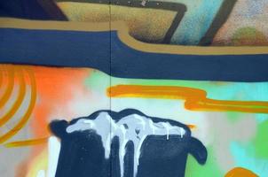 arte callejero. imagen de fondo abstracta de un fragmento de una pintura de graffiti coloreada en tonos verde caqui y naranja foto