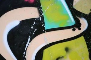 arte callejero. imagen de fondo abstracta de un fragmento de una pintura de graffiti coloreada en tonos verde caqui y naranja foto