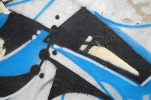 arte callejero. imagen de fondo abstracta de un fragmento de una pintura de graffiti coloreada en tonos cromados y azules foto