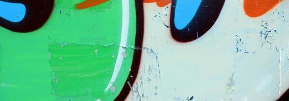 arte callejero. imagen de fondo abstracta de un fragmento de una pintura de graffiti coloreada en tonos verde caqui y naranja foto