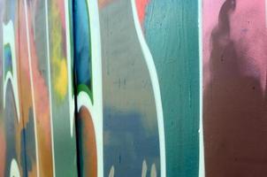 arte callejero. imagen de fondo abstracta de un fragmento de una pintura de graffiti coloreada en colores de moda foto