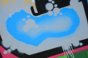 arte callejero. imagen de fondo abstracta de un fragmento de una pintura de graffiti coloreada en tonos azules foto