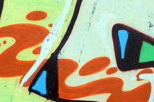 arte callejero. imagen de fondo abstracta de un fragmento de una pintura de graffiti coloreada en tonos verde caqui y naranja foto