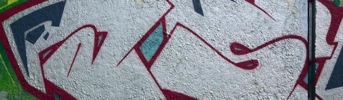 arte callejero. imagen de fondo abstracta de un fragmento de una pintura de graffiti coloreada en tonos cromados y rojos foto