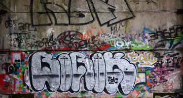 textura de un fragmento de la pared con pintura de graffiti, que se representa en él. una imagen de un dibujo de graffiti como una foto sobre temas de arte callejero y cultura de graffiti