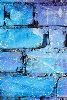 la textura de la antigua pared de ladrillo, pintada en colores azul y púrpura con gotas blancas descuidadamente espaciadas y salpicaduras que visualizan las estrellas en el espacio ultraterrestre