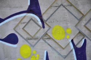 textura de un fragmento de la pared con pintura de graffiti, que se representa en él. una imagen de un dibujo de graffiti como una foto sobre temas de arte callejero y cultura de graffiti