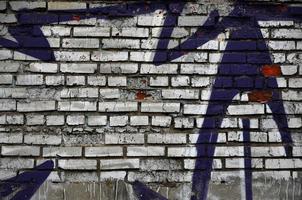 arte bajo tierra. hermoso estilo de graffiti de arte callejero. la pared está decorada con pintura de casa de dibujos abstractos. cultura urbana icónica moderna de la juventud de la calle. imagen elegante abstracta en la pared foto