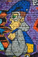 imagen detallada del dibujo de graffiti en color. fondo fondo de arte callejero con un personaje pintado. parte de la colorida obra maestra de los grafiteros profesionales foto