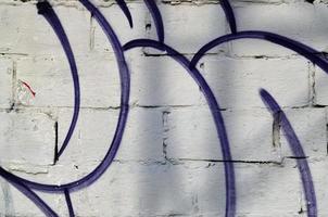hermoso graffiti de arte callejero. color abstracto dibujo creativo colores de moda en las paredes de la ciudad. cultura contemporánea urbana. pintura de título en las paredes. cultura protesta juvenil foto