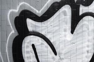 un fragmento de un patrón de graffiti, aplicado a una pared de azulejos fríos, que está cubierta con un fino condensado. el concepto de arte callejero en un clima inapropiado foto