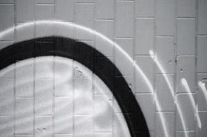 un fragmento de un patrón de graffiti, aplicado a una pared de azulejos fríos, que está cubierta con un fino condensado. el concepto de arte callejero en un clima inapropiado foto